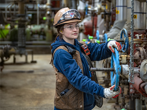 MPC refining employee practicing process safety and communicating to teammates. MPC refining employee practicing process safety and communicating to teammates.
